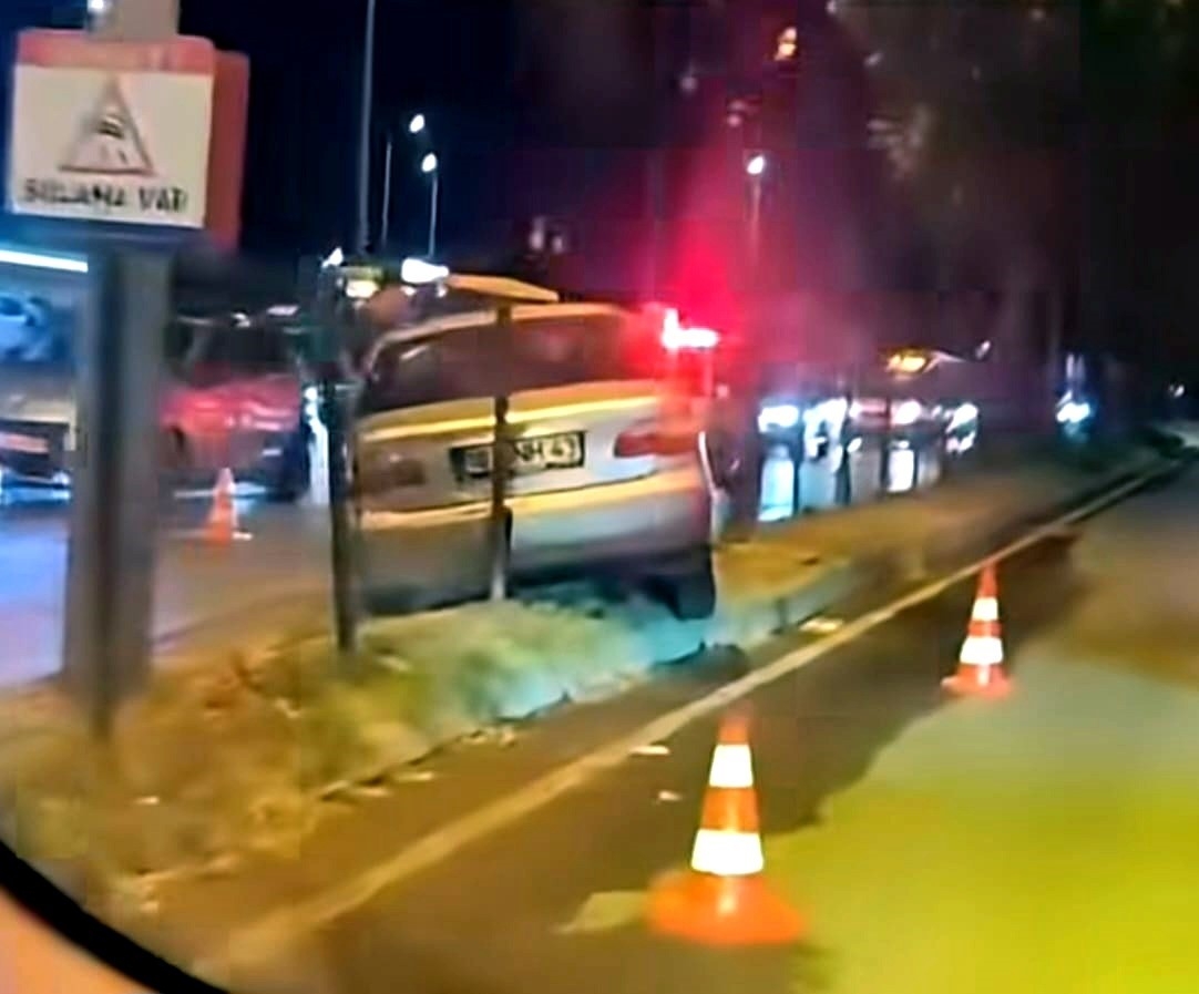 Kontrolden çıkan otomobil orta refüje çıktı
