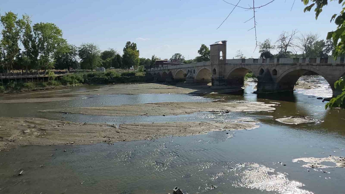 Tunca Nehri’nde su çekildi, kum adacıkları oluştu
