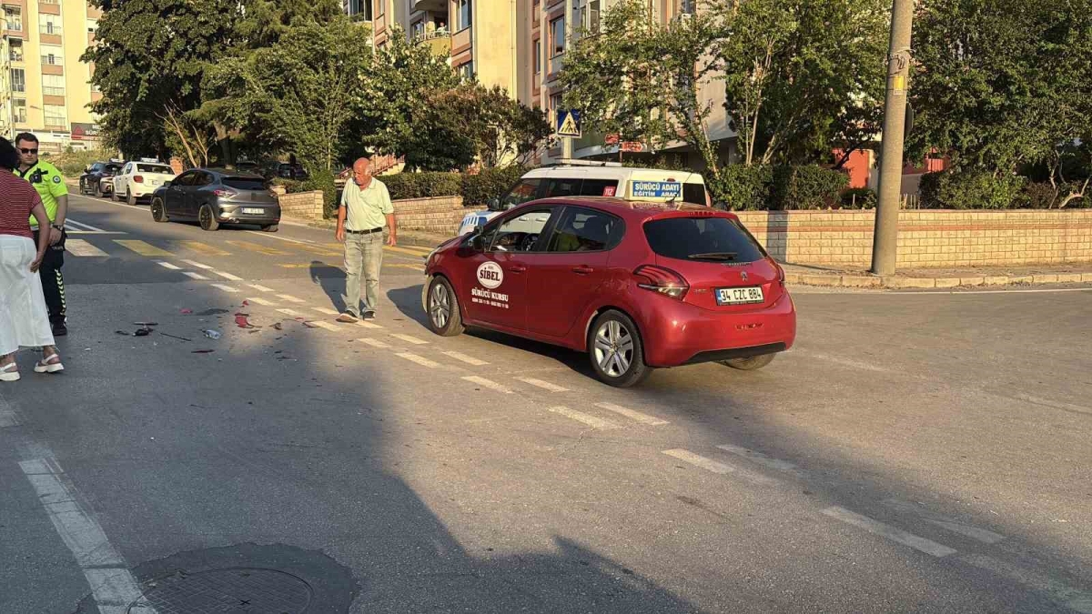 Otomobille çarpışıp savrulan motosiklet başka bir araca çarptı: 2 yaralı

