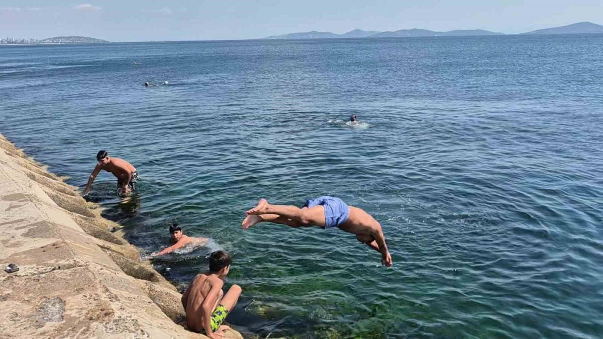 Sıcaktan bunalan İstanbullular kendini Caddebostan Sahili’ne attı
