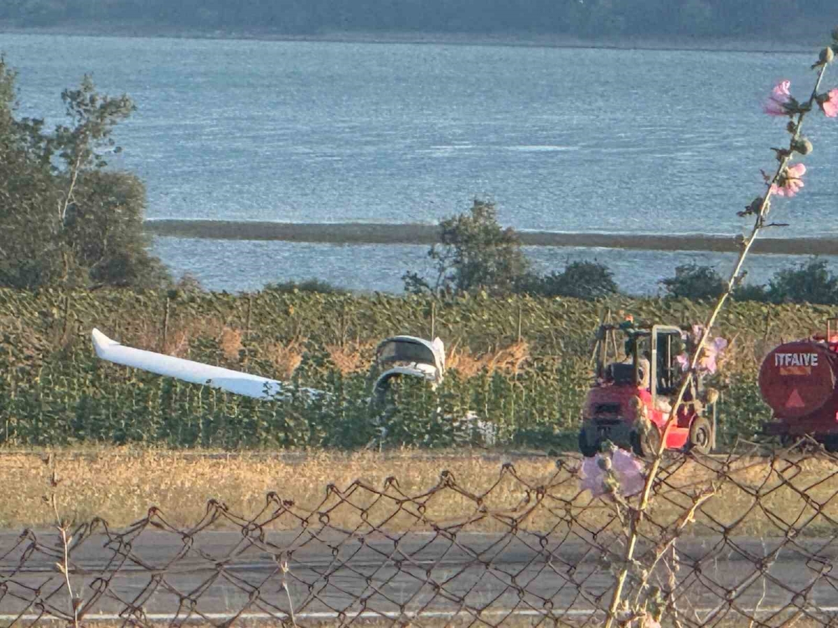 Özel uçuş okuluna ait eğitim uçağı pistten çıktı: Pilot öğrenci yaralandı
