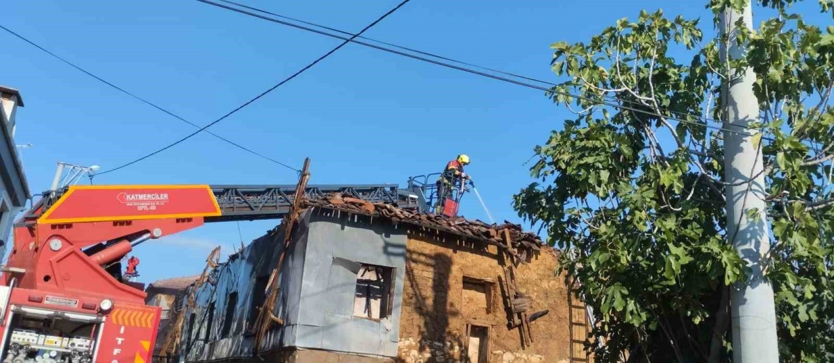 Bandırma’da yanan ev kullanılamaz hale geldi
