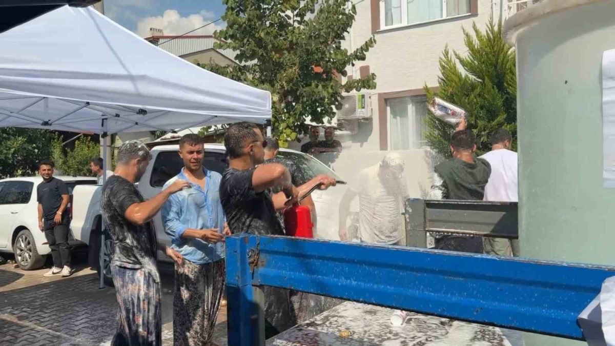 Böyle gelenek görülmedi.. Damat su tankına atıldı
