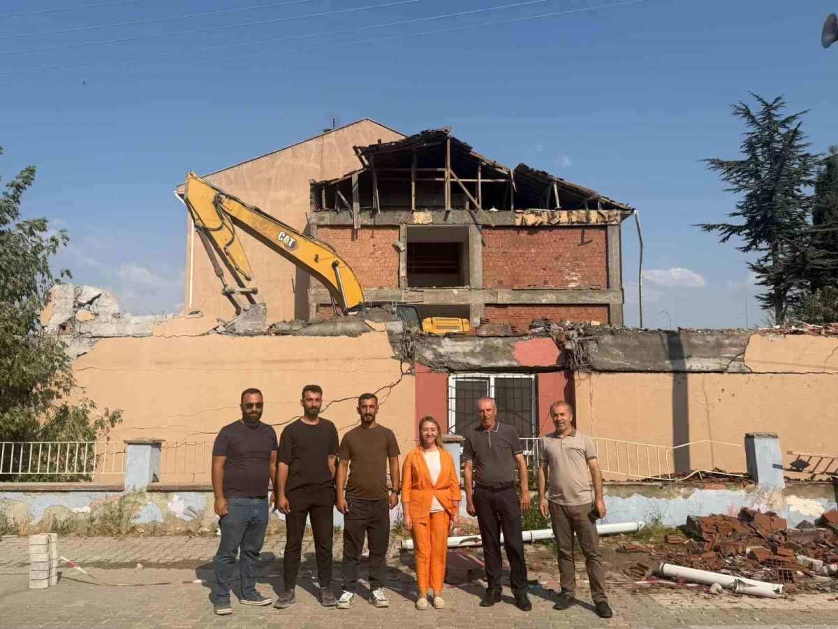 Deprem riski olan Atatürk Ortaokulu yıkılıyor
