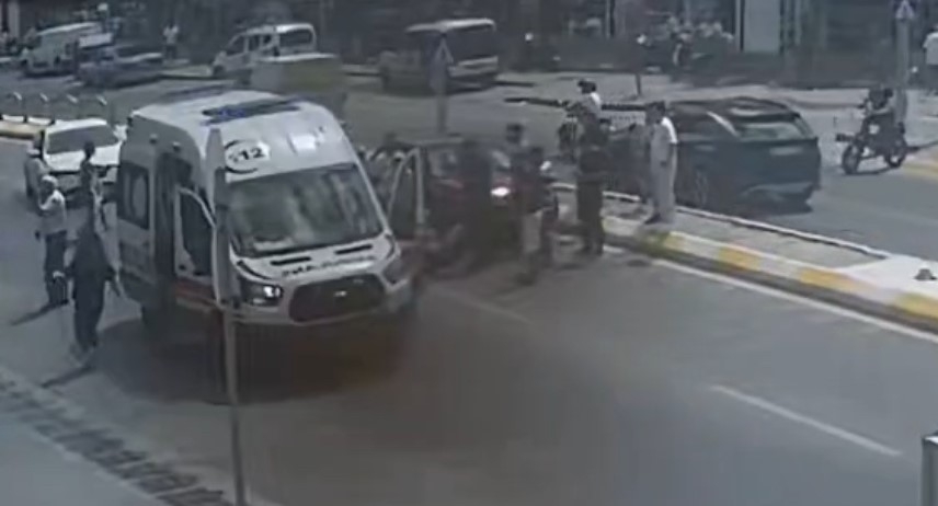 Edirne’de otomobilin çarptığı yaya yaralandı: Kaza anı kamerada
