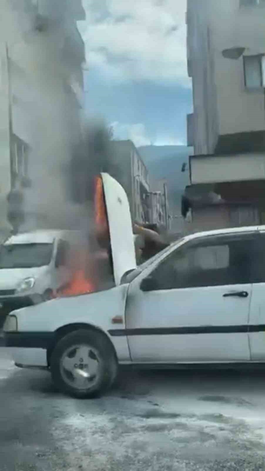 Otomobil alevlere teslim oldu
