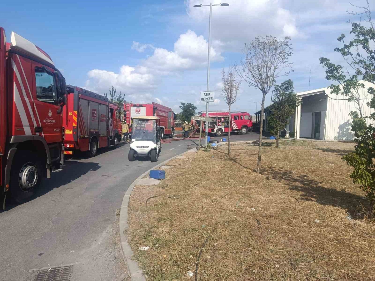 Bakırköy’de hastane bahçesinde korkutan yangın
