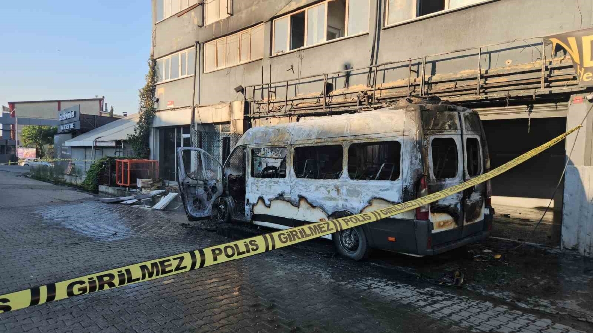 İkitelli’de sanayi sitesinde minibüste çıkan yangın dükkana sıçradı: Kundaklama şüphesi üzerinde duruluyor
