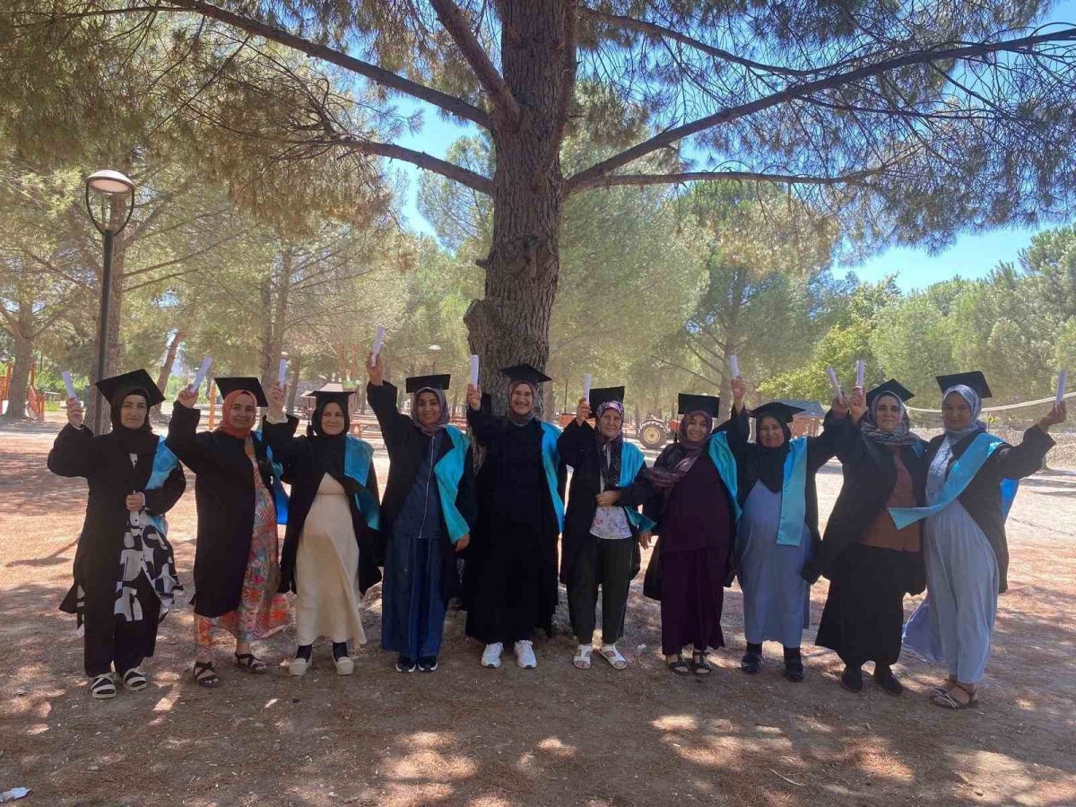 Balıkesir’de okuma yazma kursunu bitiren kadınlar kep attı
