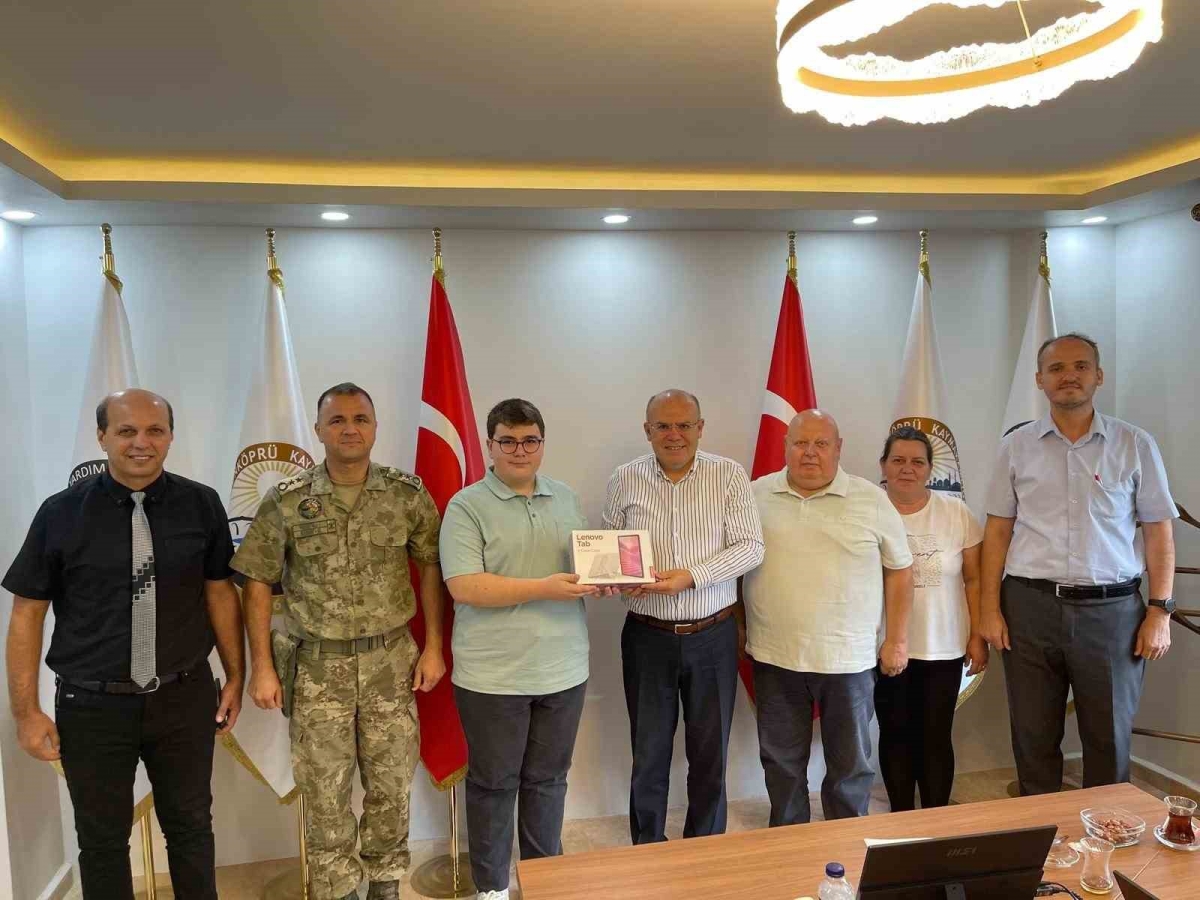 Uzunköprü’de köy okulundan fen lisesine uzanan başarıya tablet ödülü
