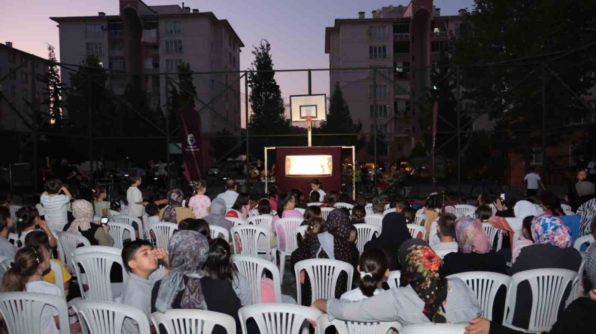 Karagöz’ün Salıncağı ilk gösteriminde çocuklar ve aileler buluştu
