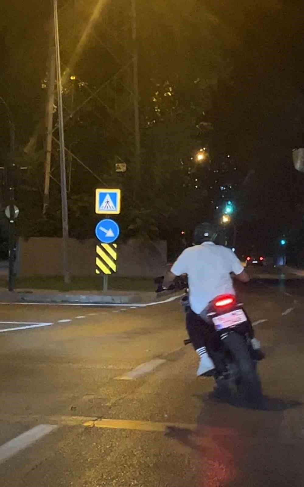 Drift atarak trafiği tehlikeye sokan motosikletli kamerada
