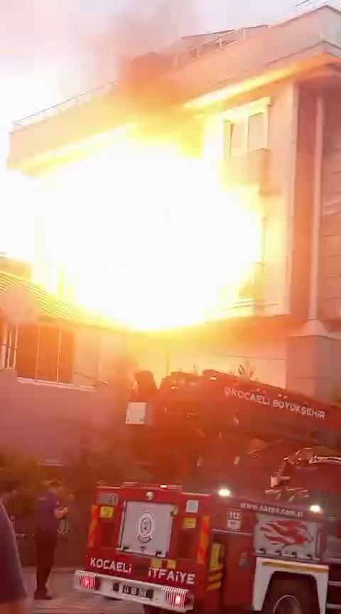 Mutfakta yangın çıktı, doğalgaz bomba gibi patladı
