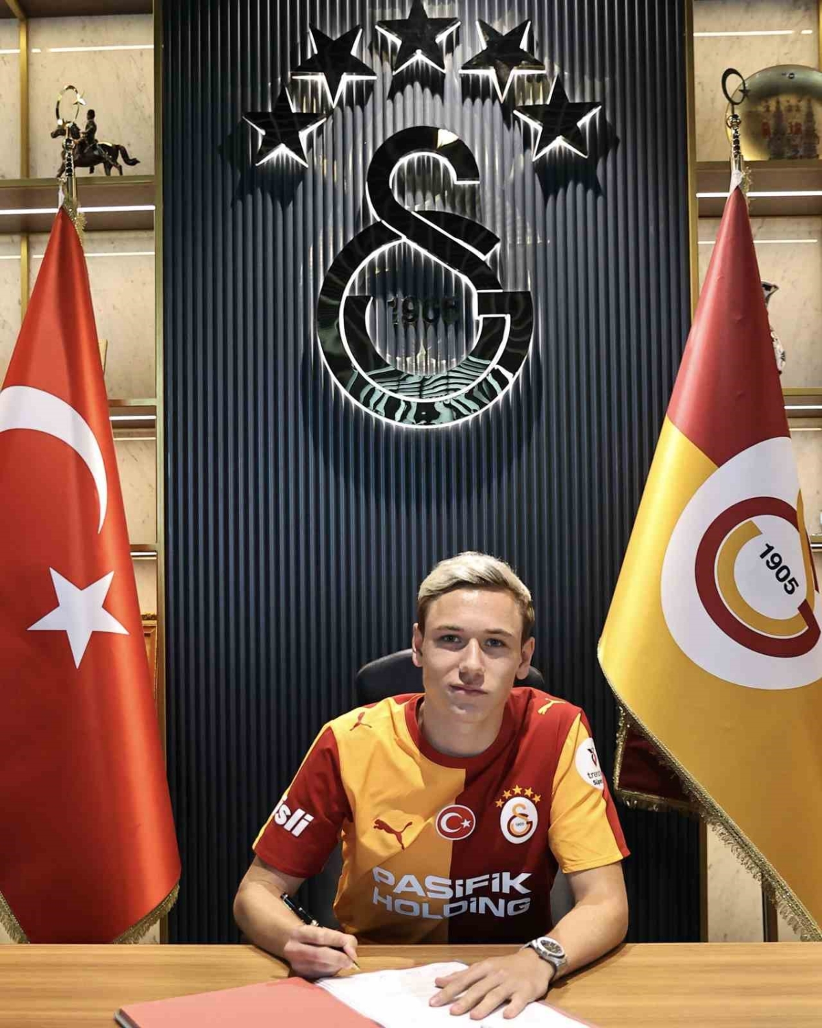 Galatasaray, Aleksey Batrakov ile 5 yıllık sözleşme imzaladı
