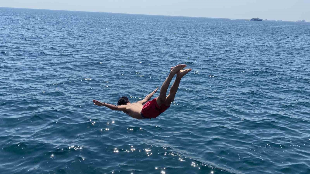 İstanbul’da sıcaktan bunalanlar Sarayburnu Sahili’nde serinledi
