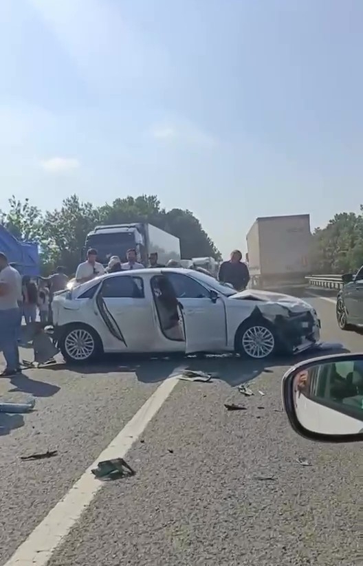 Kocaeli’de iki ayrı noktada 8 araç zincirleme kazaya karıştı
