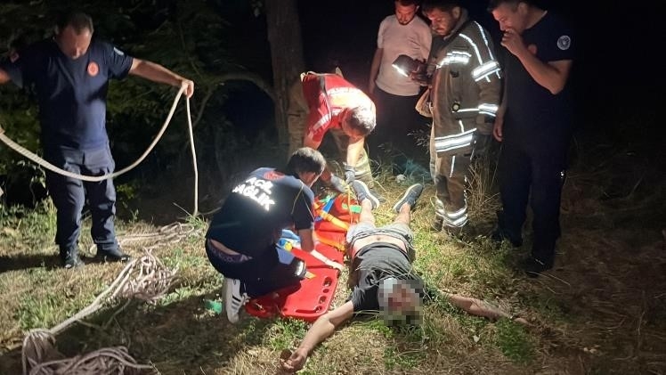 Manevra yaparken uçurumdan düştü: Kurtarılma anları kamerada
