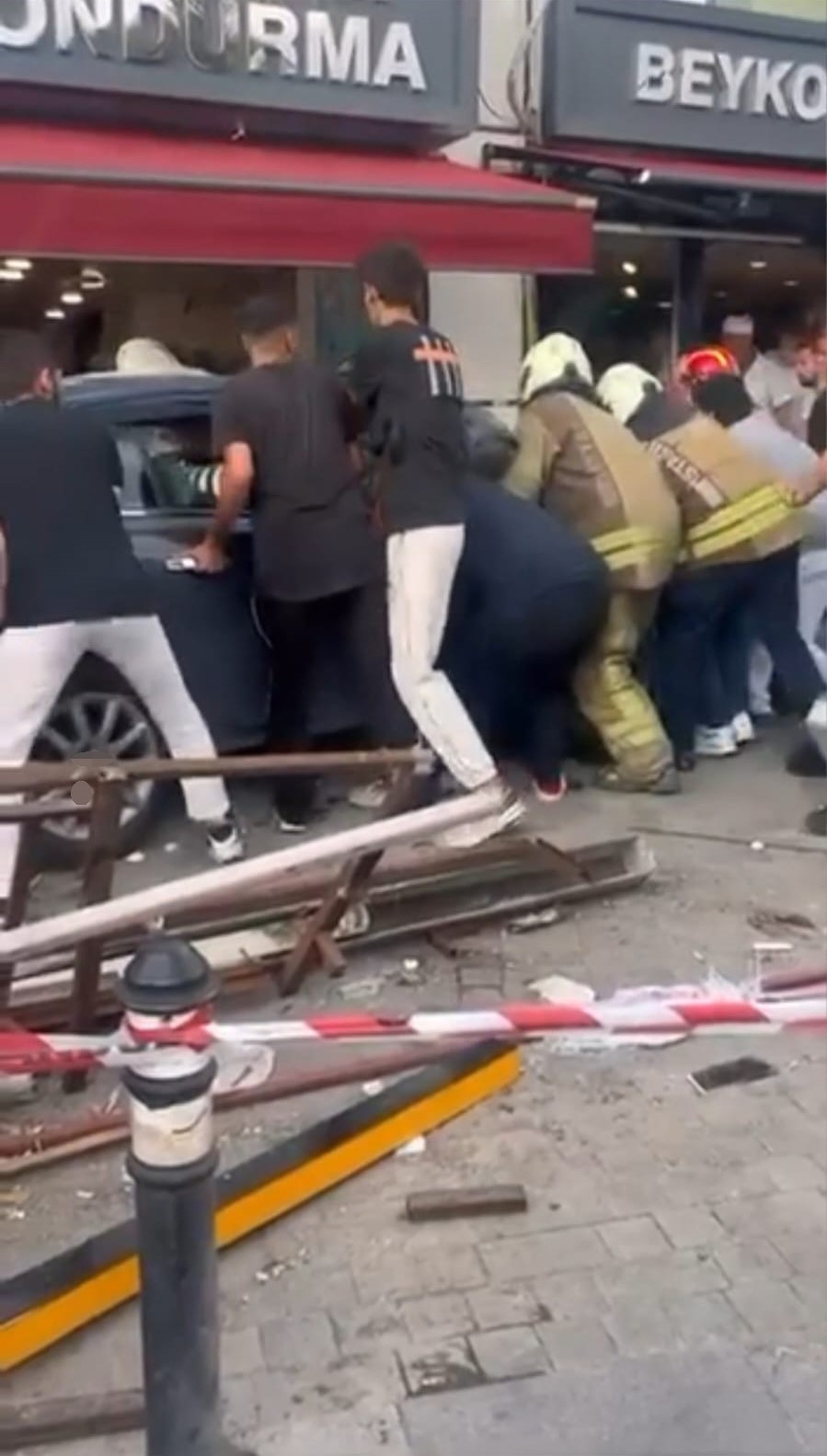 Beykoz’da kontrolden çıkan otomobil yayalara ve dükkana çarptı: 6 yaralı
