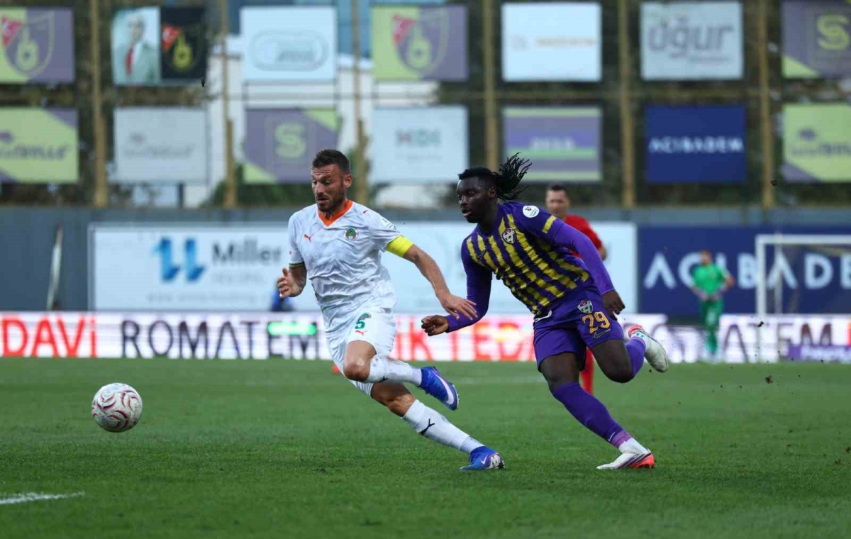 Trendyol Süper Lig: Eyüpspor: 1 - Alanyaspor: 1 (İlk yarı)
