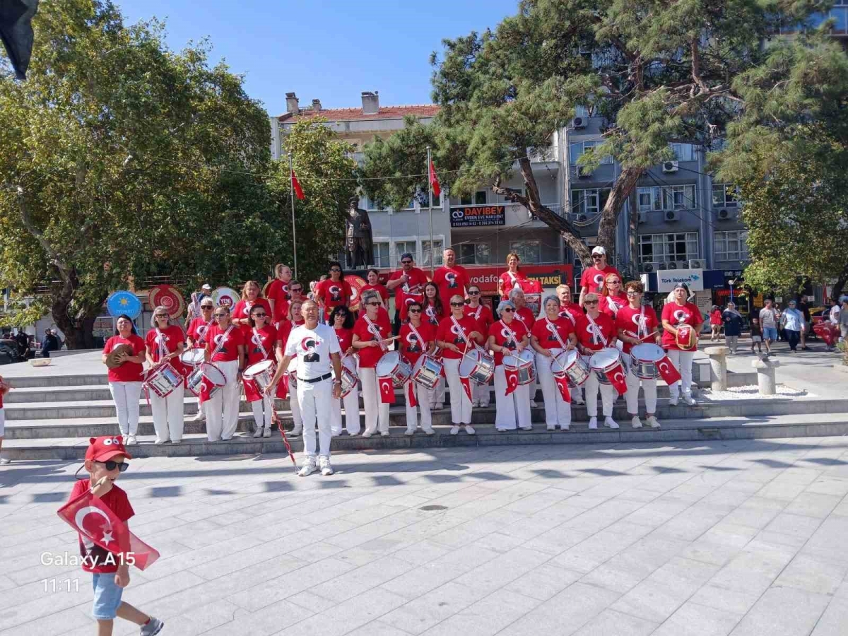 Burhaniye’ de Özgür Kanatlar Halk Bandosu törenlere renk kattı
