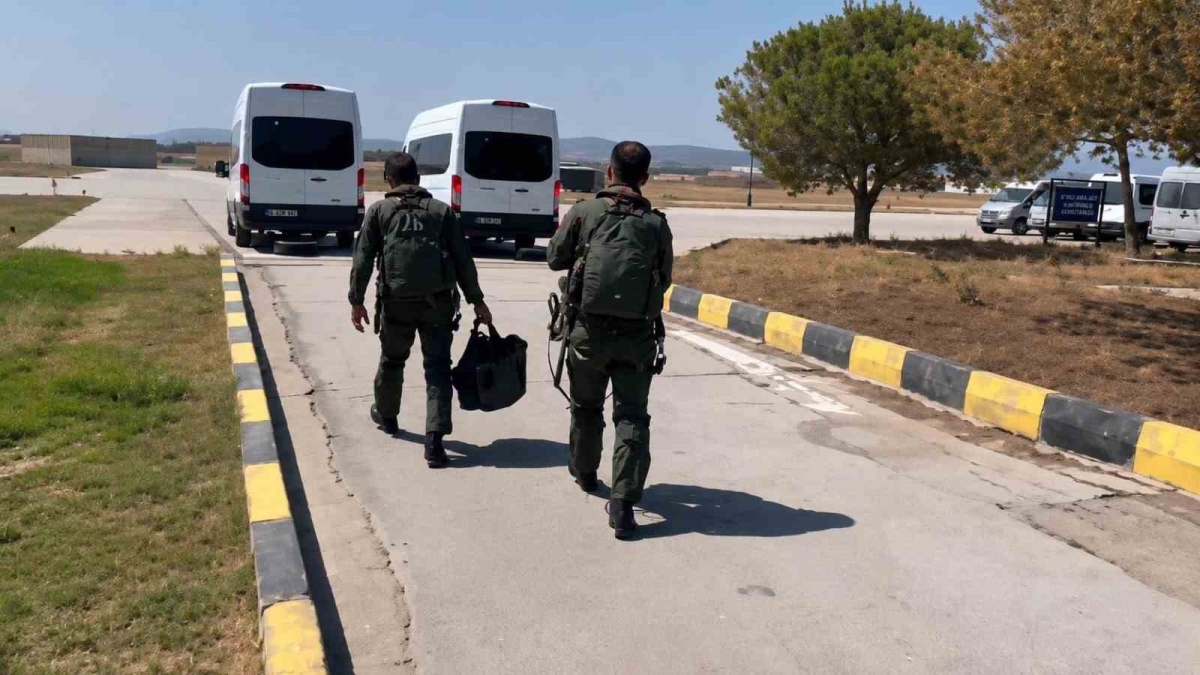 Bandırma’dan kalkan savaş uçakları Karadeniz semalarında eğitim uçuşu yaptı
