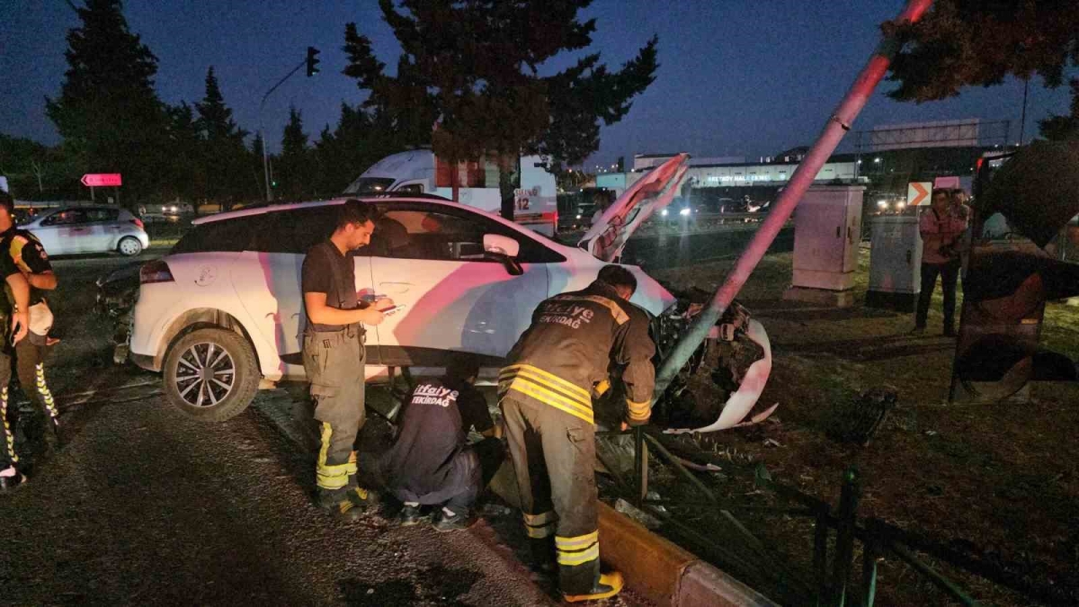 Çerkezköy’de iki araç kafa kafaya çarpıştı: 6 yaralı
