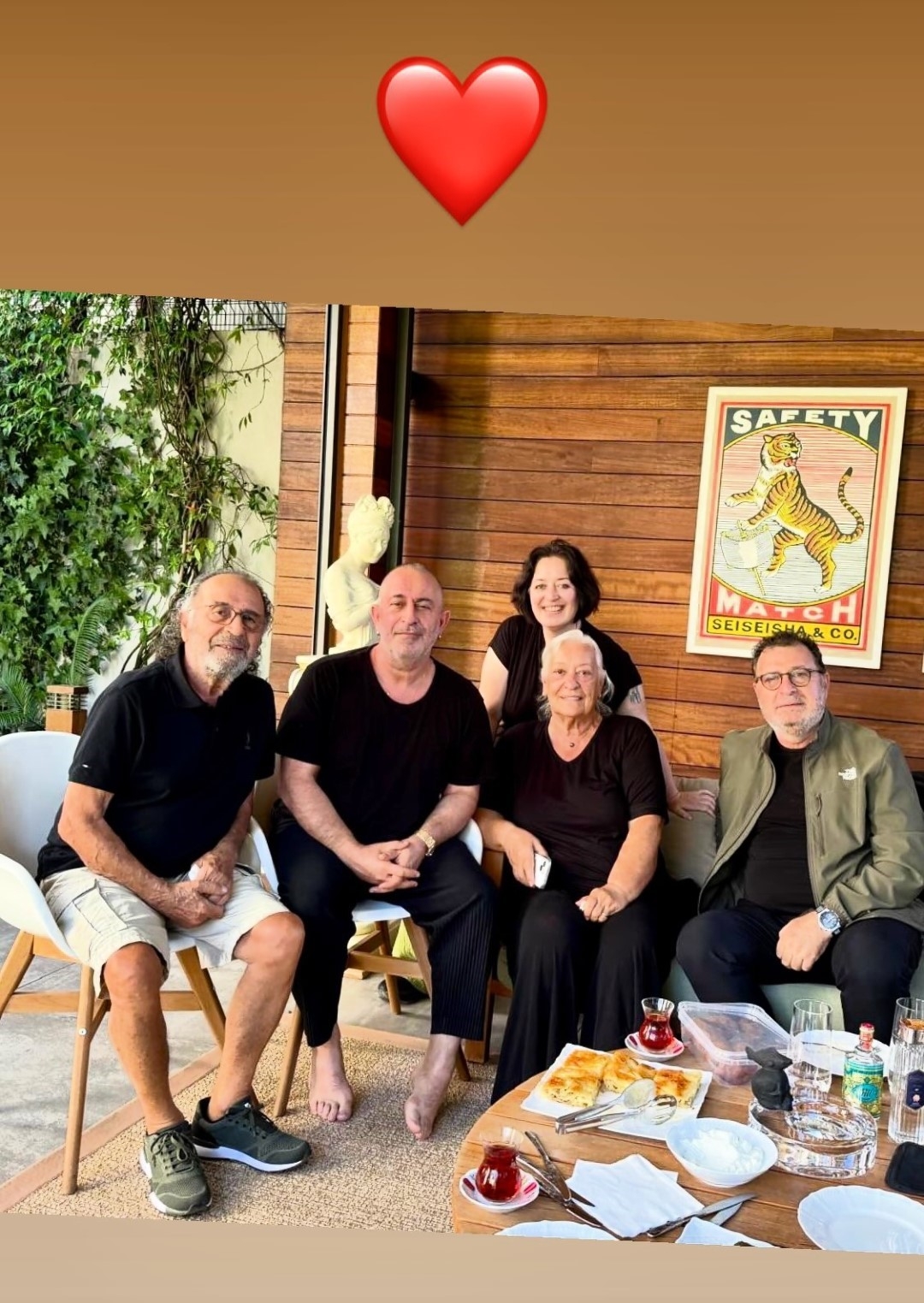 Kalp krizi geçiren Cem Yılmaz’dan mutlu aile fotoğrafı
