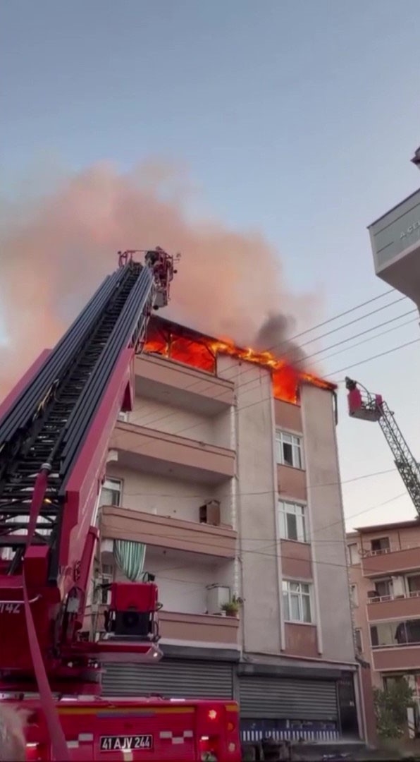 Teras katta çıkan yangın mahalleliyi sokağa döktü
