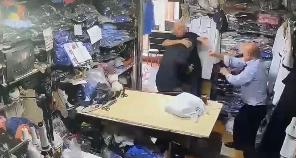 Tekstilci, komşusunu darbetti: 