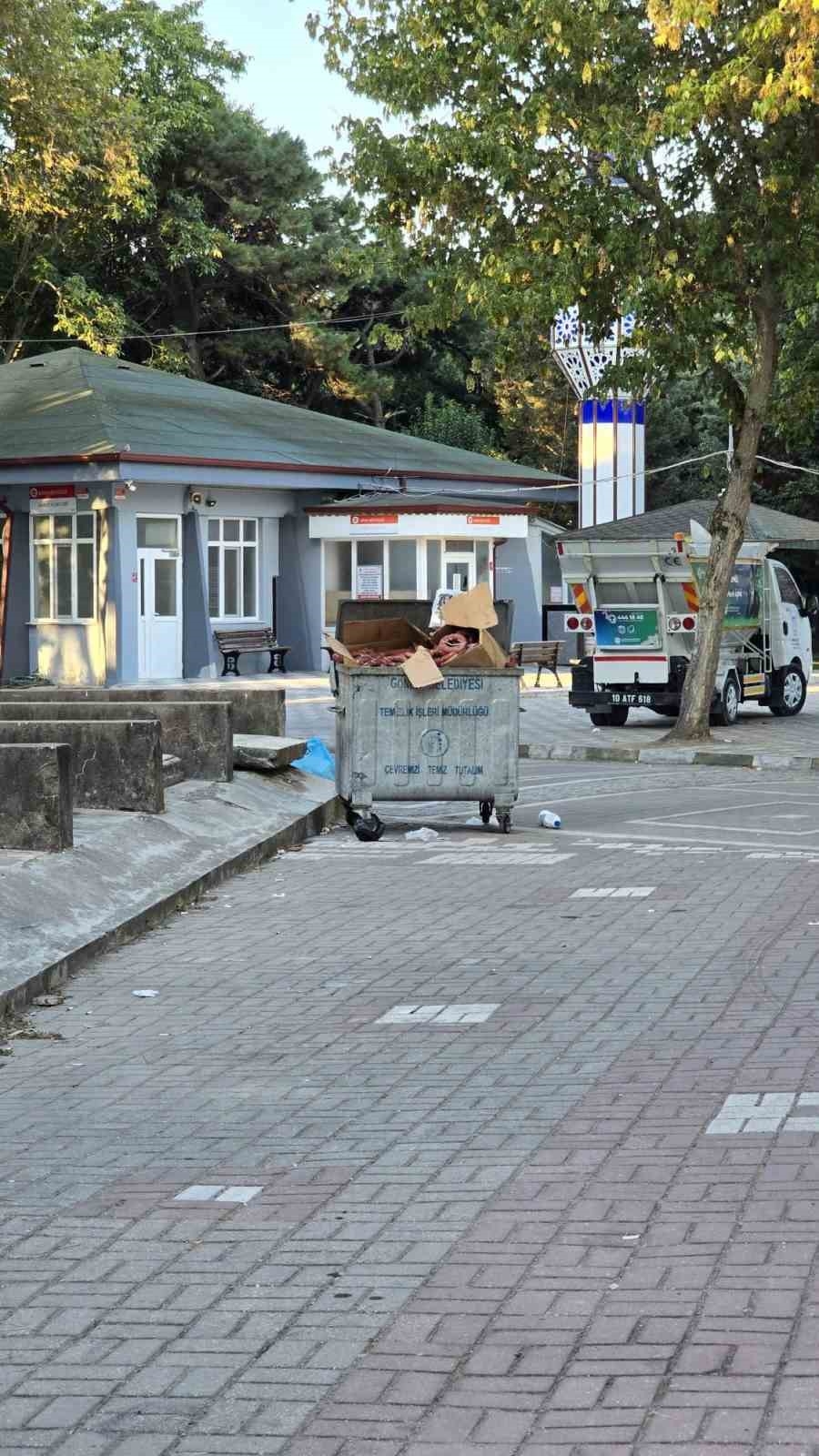 Fuarda satılan sucukların çöpteki görüntüsü herkesi huzursuz etti
