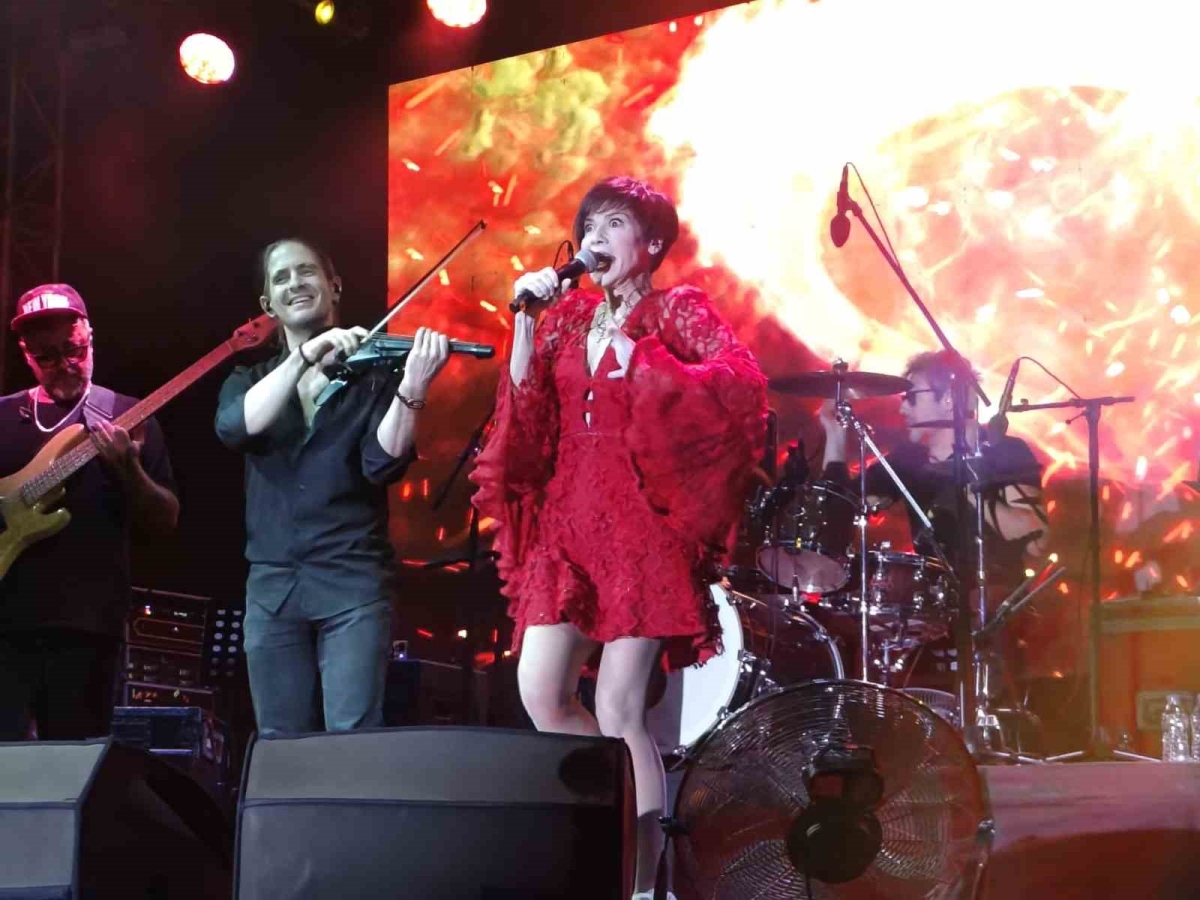 Ayvalık’ta Aydilge konserine yoğun ilgi
