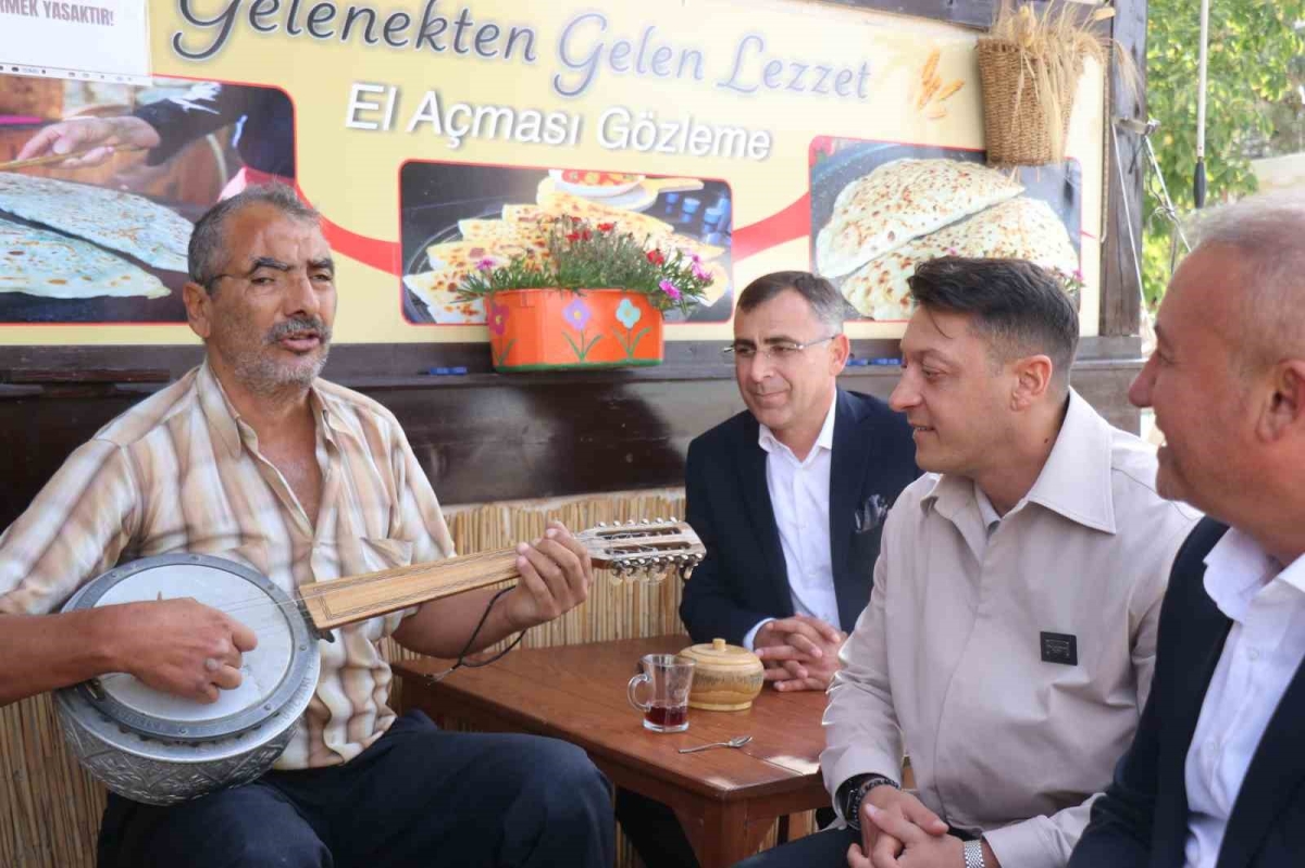 Eski futbolcu, AK Parti MKYK Üyesi Mesut Özil, Sakarya’da vatandaşlarla bir araya geldi
