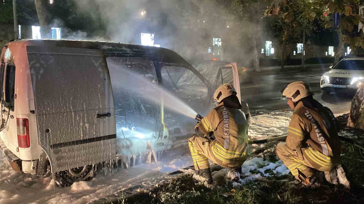 Dolmabahçe Sarayı’nın önünde hafif ticari araç alevlere teslim oldu
