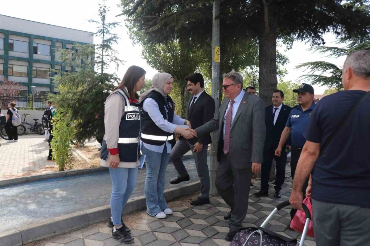 Bilecik’te okul önlerinde yaya ve sürücülere trafik bilgilendirmesi
