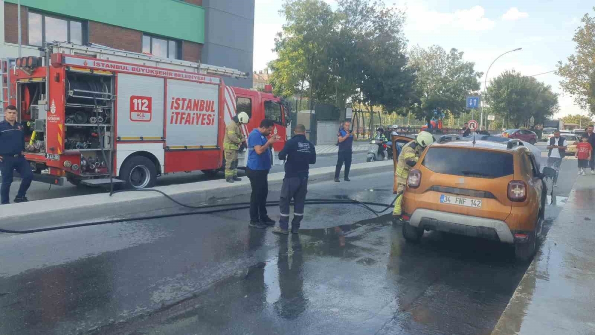 Avcılar’da park halindeki araç alev alev yandı
