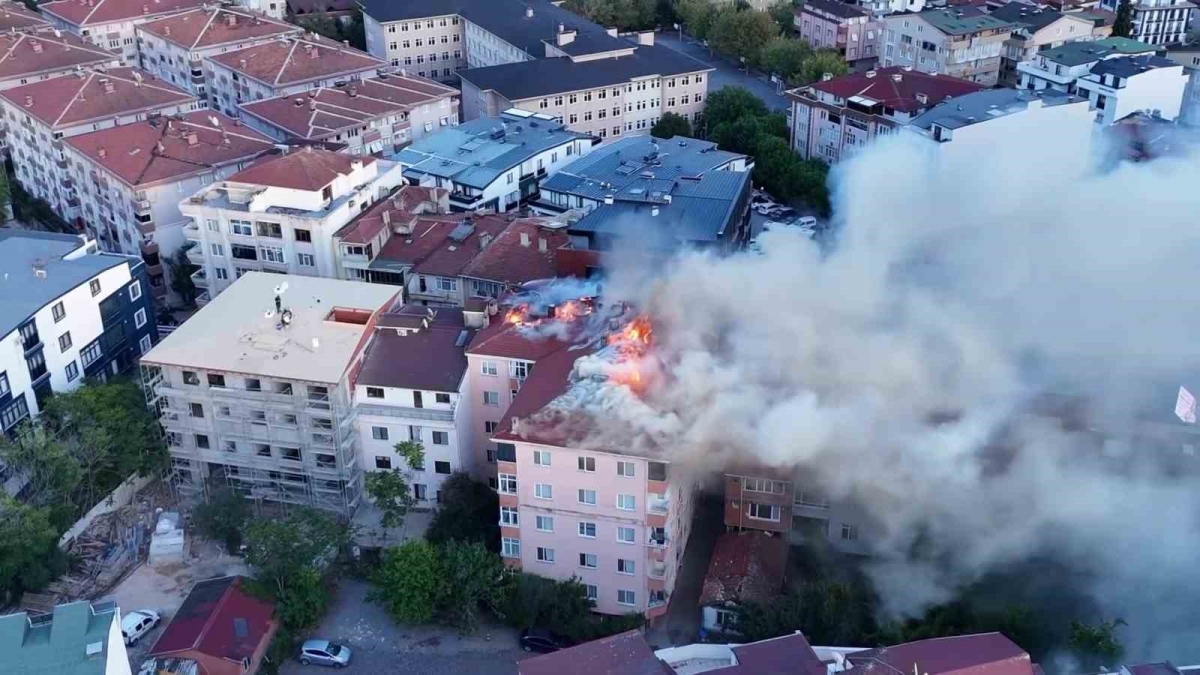 Kocaeli’de binanın çatısı alev alev yandı
