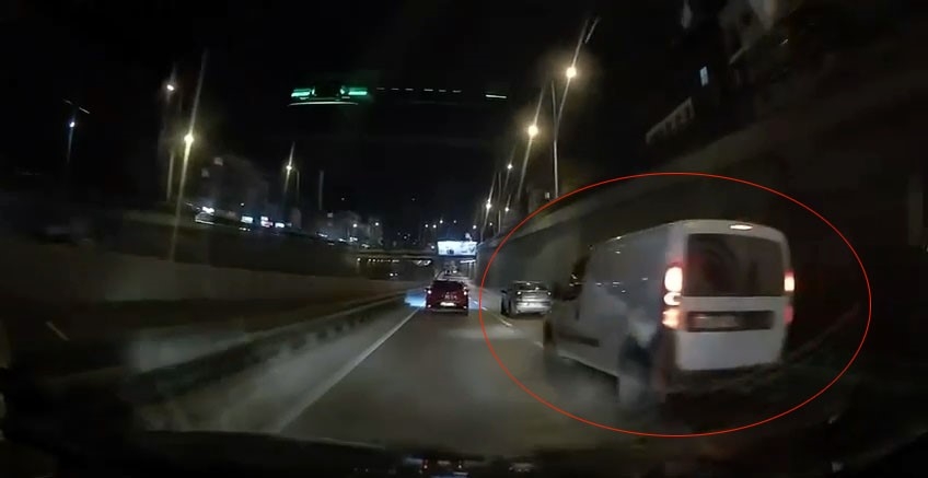 Makas atarak trafiği tehlikeye attı

