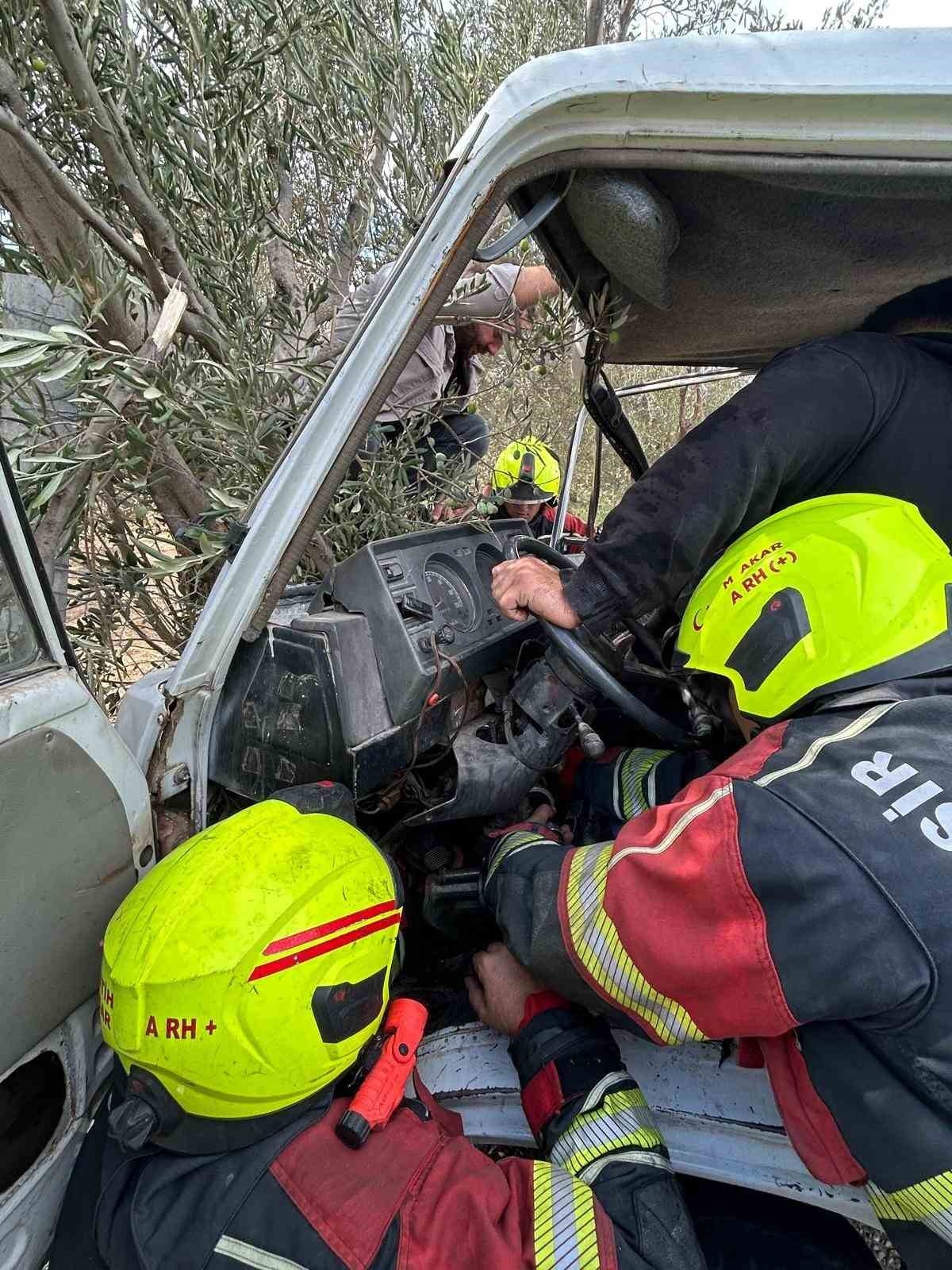 Burhaniye’de zeytin ağacına çarpan kamyonette sıkışan yolcuyu itfaiye kurtardı
