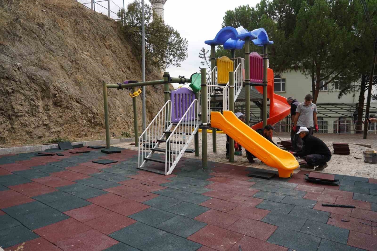 Çocuk park ve oyun alanları yenileniyor zeminleri kauçukla kaplanıyor
