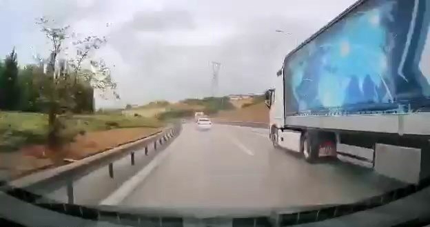 Yağışlı havaya aldırmadı, bariyerlere böyle girdi

