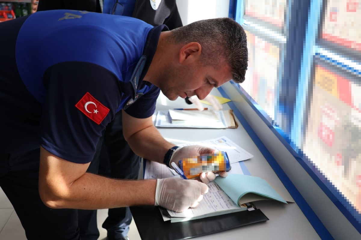 Babaeski’de son kullanma tarihi geçen ürün satan marketlere ceza
