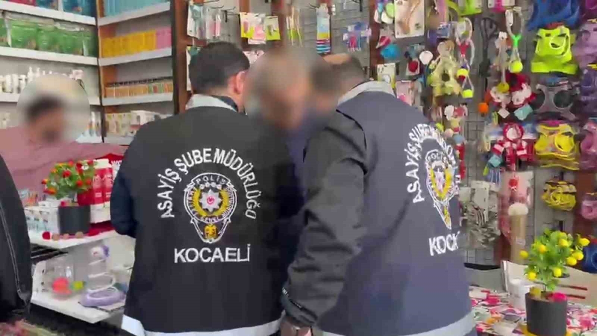 10 yıldır aranan firari dükkanında yakalandı, kelepçeye itiraz etti
