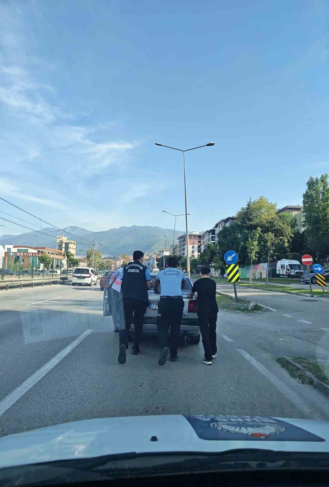 Bursa’da zabıta ekiplerinden örnek davranış
