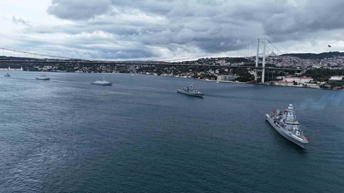 Deniz Kuvvetleri Günü’nde 15 savaş gemisi İstanbul Boğazı’ndan geçti
