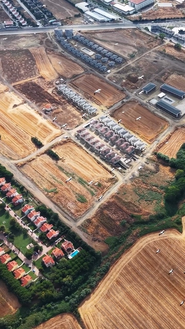 Göç yolundaki leylekler dronla görüntülendi
