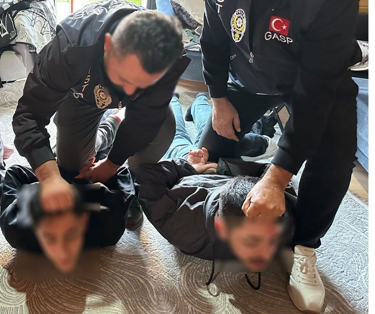 Bayrampaşa’da otomobilin önünü kesip araçtaki 7 kilogram altın ve yüklü miktardaki parayı çaldılar
