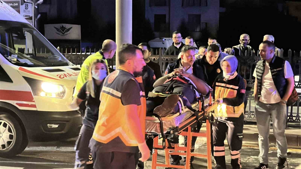 Gece saatlerinde 3 araçlık zincirleme kaza: 4 yaralı
