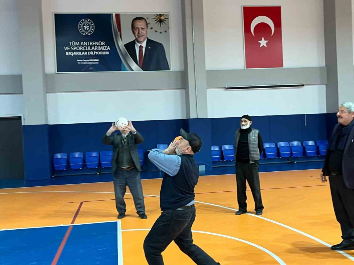 Yıllara meydan okuyup sahaya çıktılar
