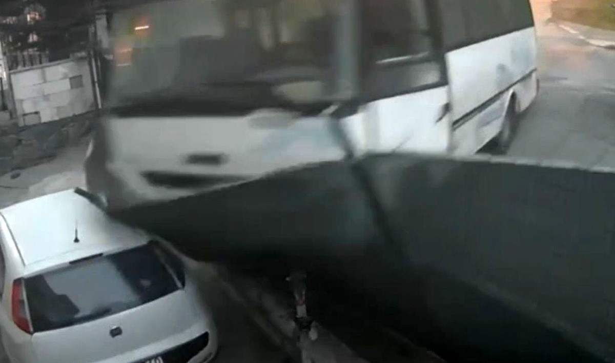 Arnavutköy’de freni boşalan midibüs evin bahçesine girdi
