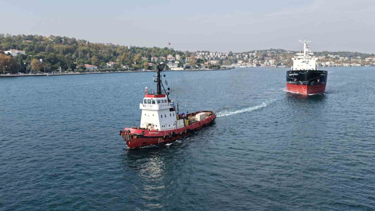 Karadeniz’de vurulan iki gemi İstanbul Boğazı’ndan geçti
